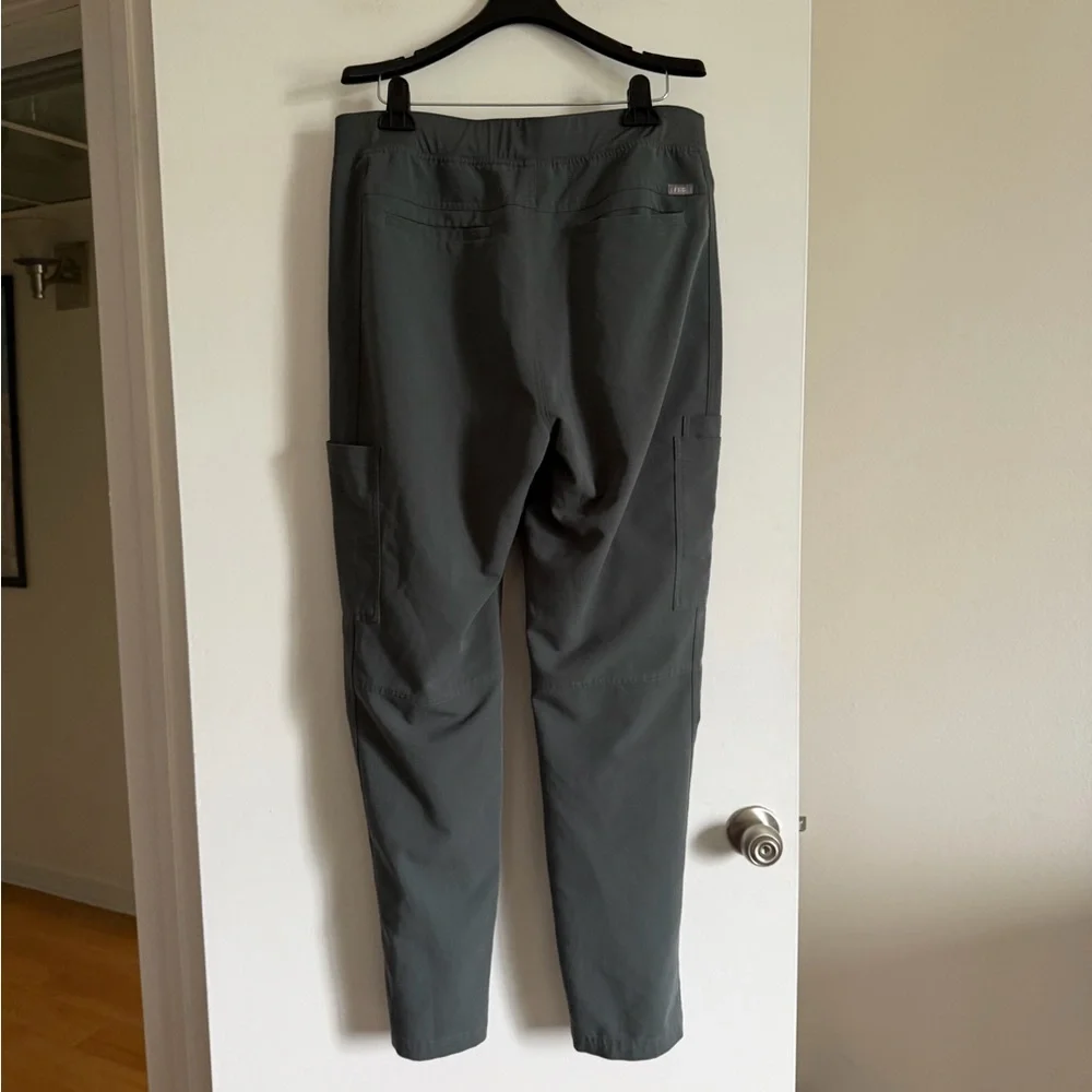 FIGS Technical Collection Men’s Gray/Green Axum Cargo Scrub Pants size XL EUC